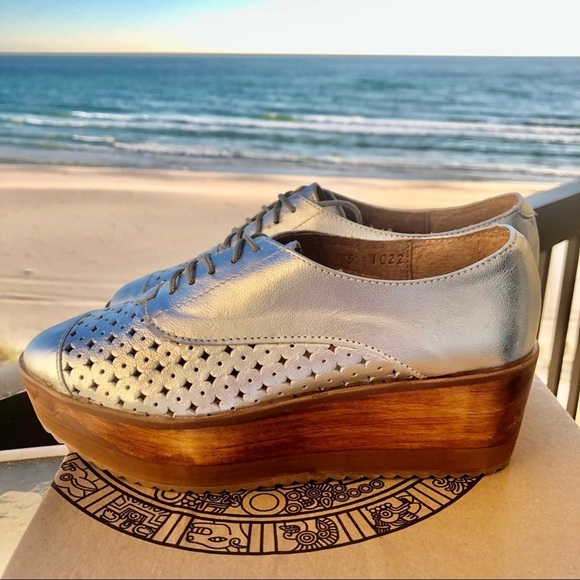 Five Worlds Silver Shoes wood platform shoes  lace up  New In Box 5M - Picture 2 of 16